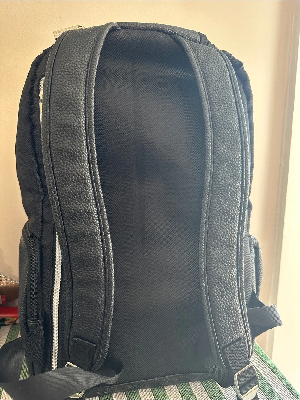 Itzy Ritzy sleek black